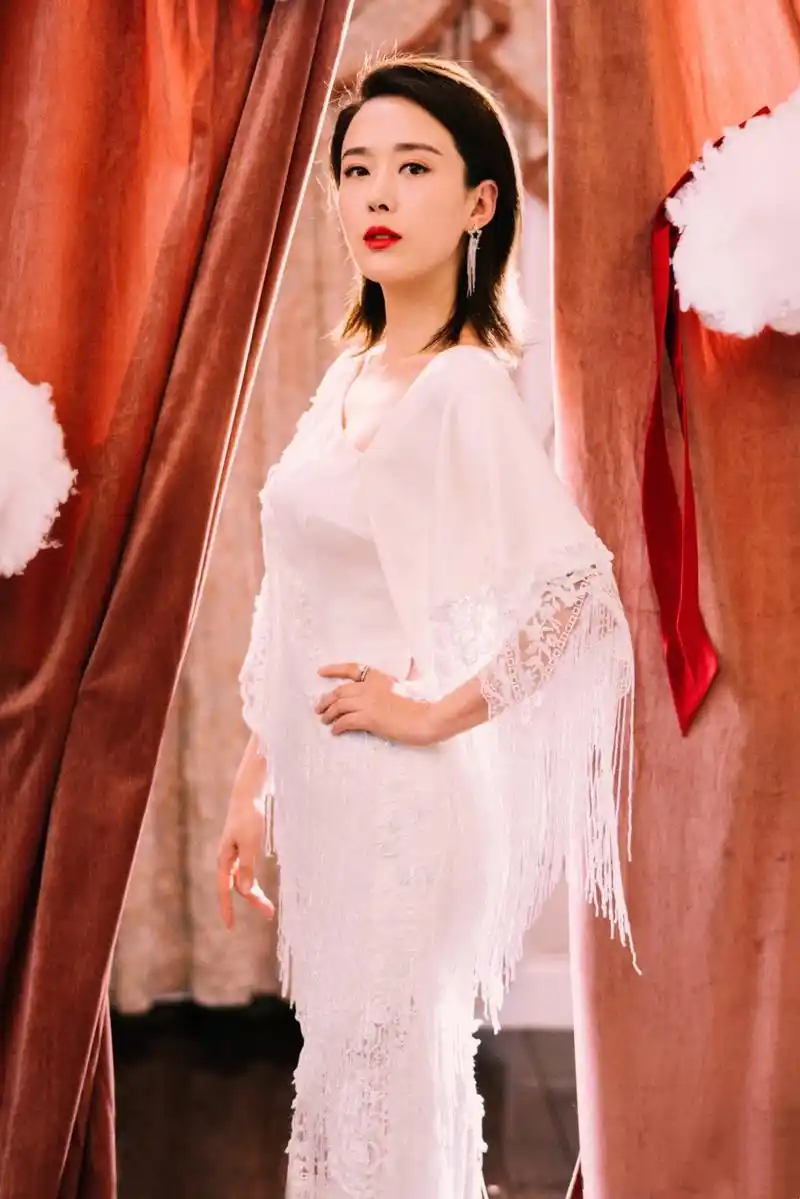 原创最美嫦娥姐姐颜丹晨刺绣深v裙端庄又妩媚一抹红唇好撩人