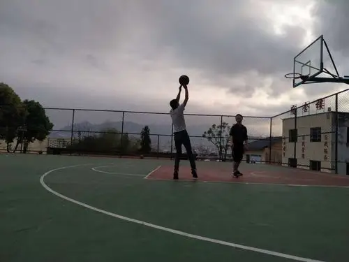 篮球场上的背影