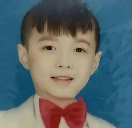 由于年代久远,拍摄技术等客观限制,一些明星的童年照片基