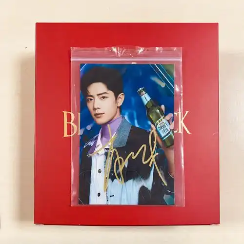 微博号 本条微博评论集赞  第一名获得精美台历1本 肖战亲笔签名1张!