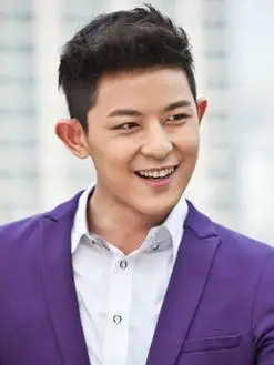 华强(敖犬饰演)