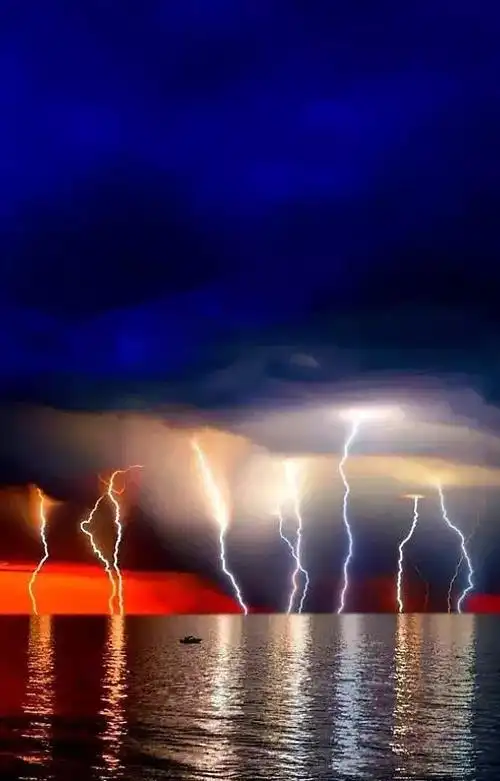 龙卷风与彩虹并存的瞬间