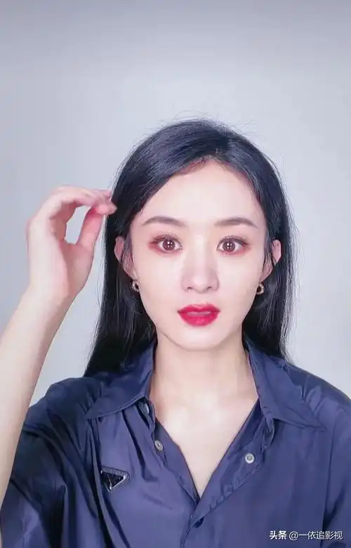 赵丽颖:直播状态是真的好!黑长直和大v领衬衫搭配起来很漂亮