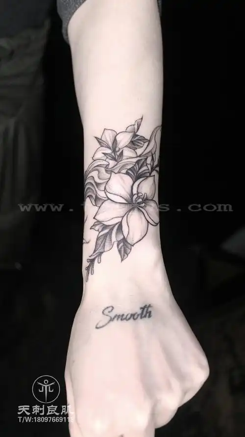 素花纹身 手腕疤痕遮盖纹身