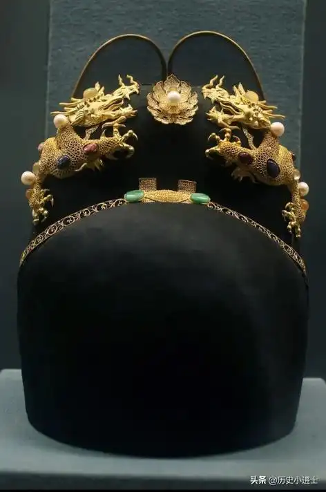 翼善冠明朝皇帝龙袍的设计其实是在不断变化的,从相对简单到繁杂,包括