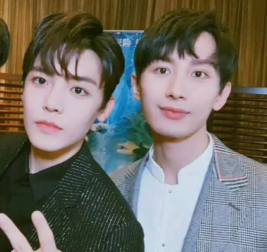 侯明昊在看成毅的直播