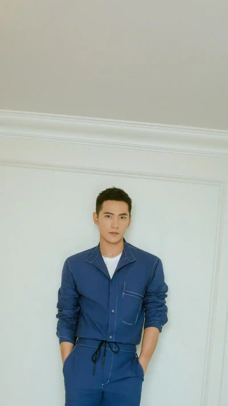 杨洋又换发型了,一身蓝色工装现身活动,这气质绝了!