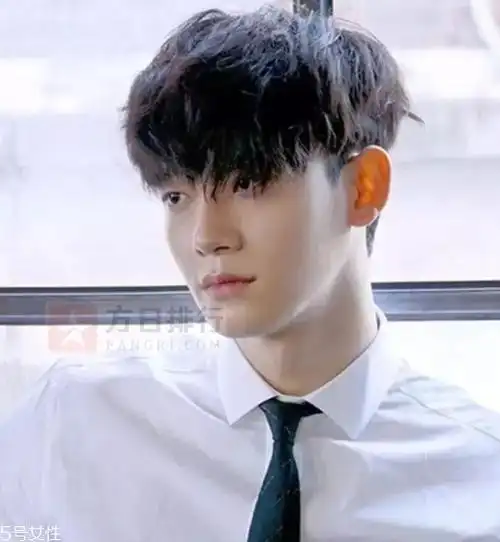 2022年戴眼镜适合的发型男戴眼镜的男生适合什么发型