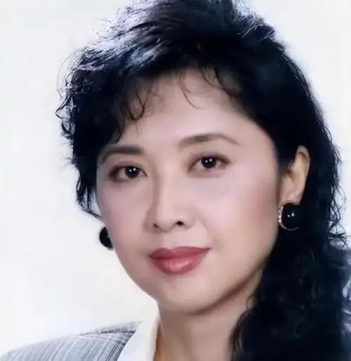 女儿国国王朱琳71岁身材苗条风韵犹存与二婚老公丁克16年