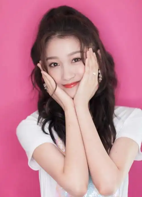 关晓彤脱口而出25岁,直到身边的助理提醒鹿晗已经28岁时关晓彤才恍然