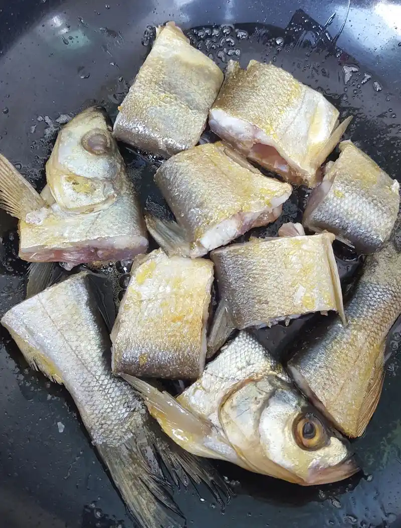 干煎翘嘴鱼,不用放太多调料,好吃得停不下筷子