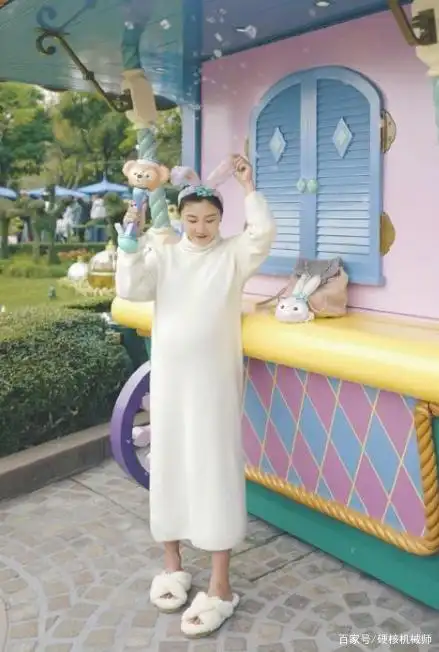 何雯娜的孕肚照意外走红,大秀怀胎马甲线,不愧是"最强孕妇"