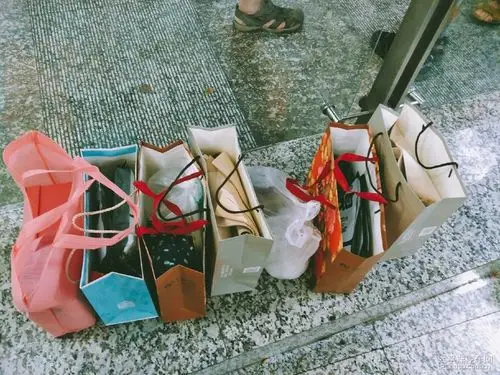 买了一堆东西,也算是满载而归了吧