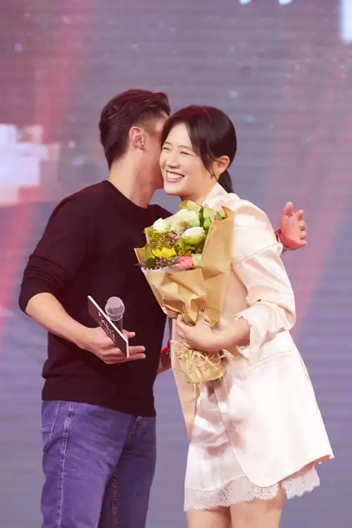 马思纯亮相大约在冬季音乐会与齐秦霍建华温情合唱同名主题曲