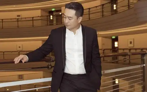 张嘉译近照曝光9岁女儿身高疯长却因为未戴口罩引担忧