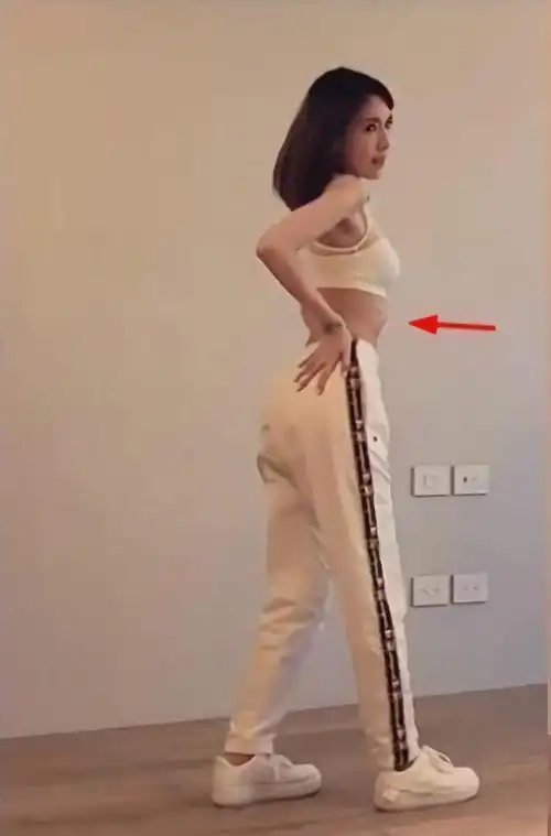 35岁林志颖老婆在家健身,仅穿胸衣出镜,瘦到严重的肋骨外翻!