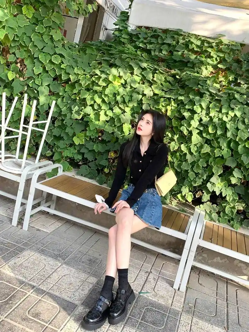 我们先从鞠婧祎服装的色彩搭配说起,鞠婧祎上身选择的黑色小香风针织