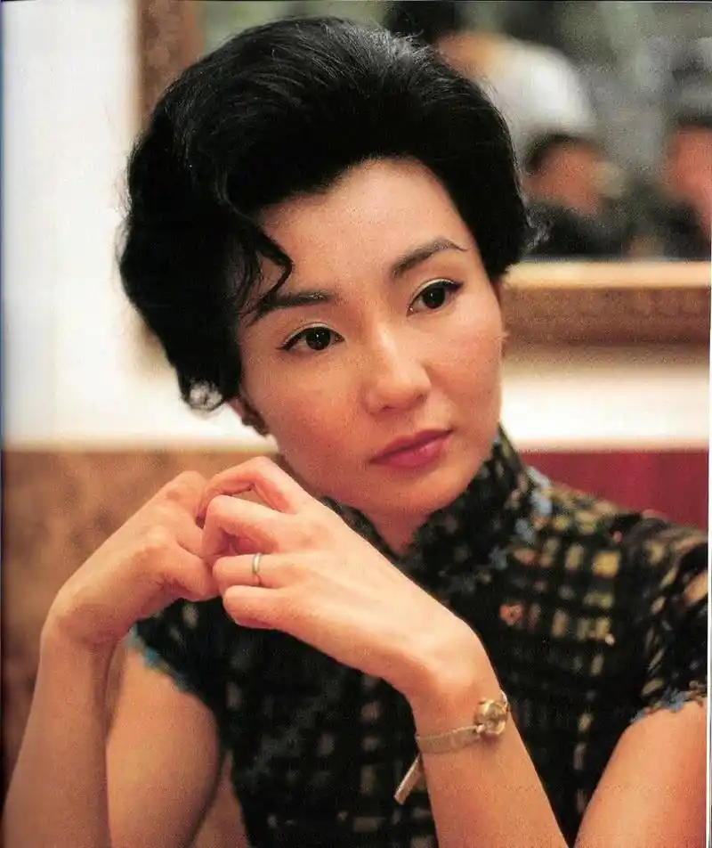 张曼玉的气质非常适合穿旗袍,散发出一种古典美感.