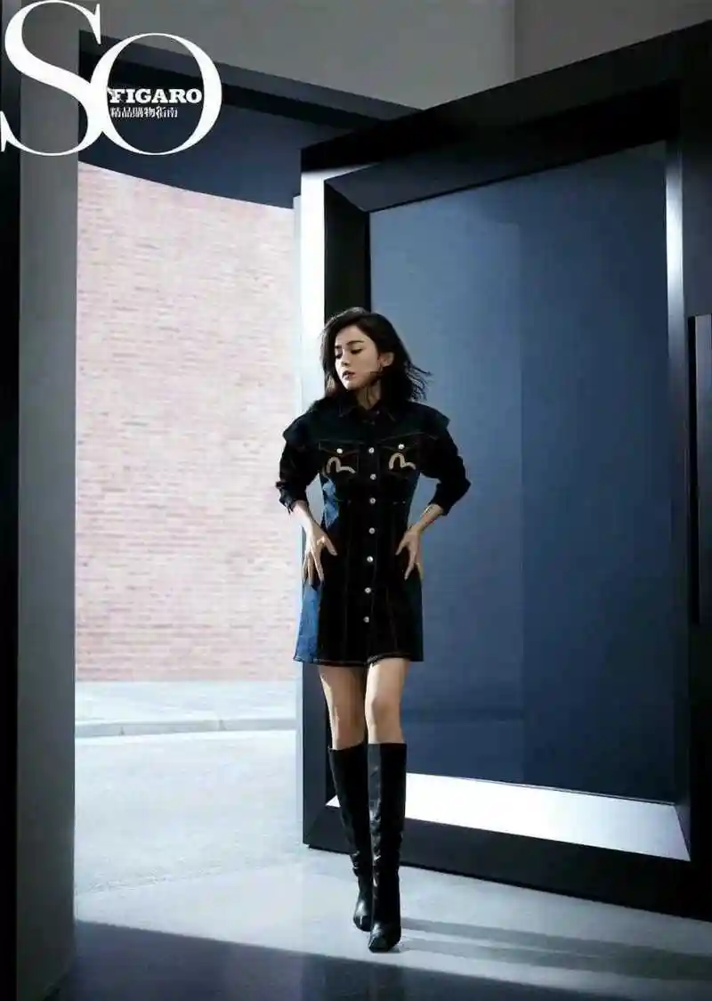 古力娜扎sofigaro新期封面人物,利落条纹西装,长靴牛仔连衣裙