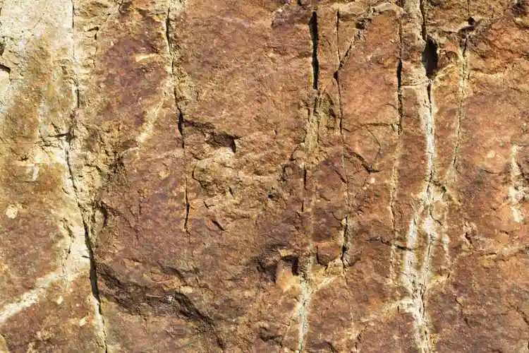 表面有裂纹的天然石材纹理