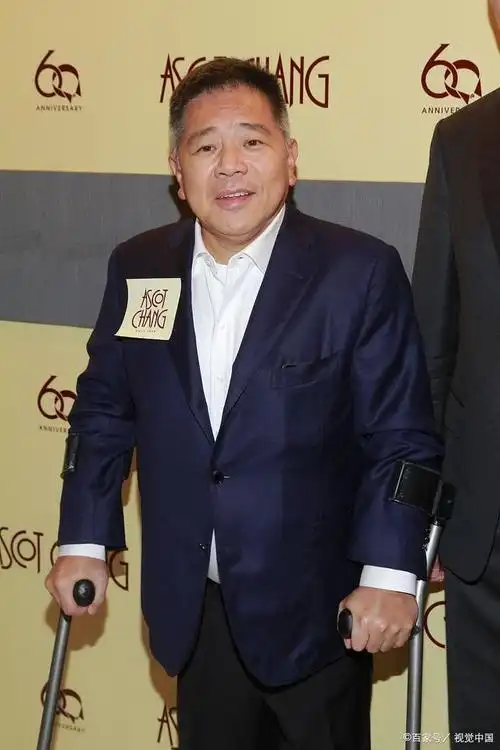 刘銮雄看到这些言论后非常生气,于是在接受媒体采访时进行了反驳.