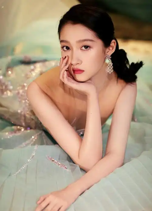 关晓彤穿珊瑚海星裙亮相珍珠眼妆清新别致