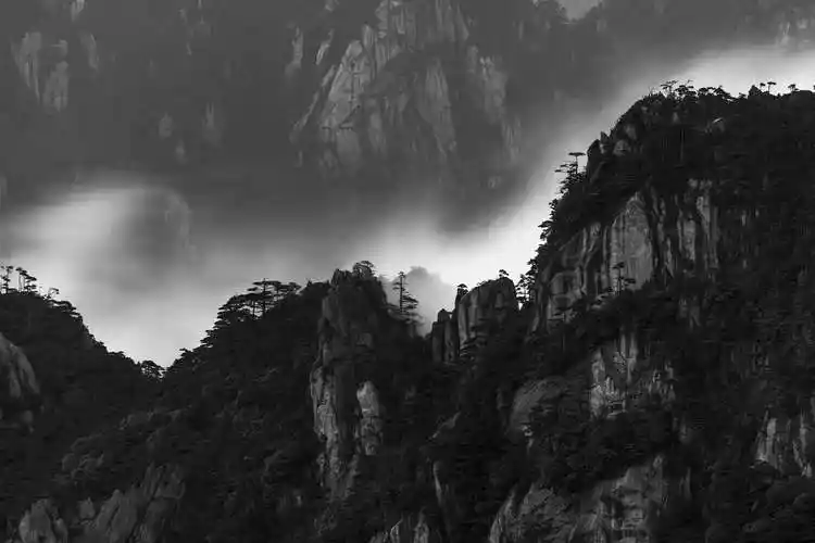 紫气东来,云生天境,因白云,黄山多了一份仙气.