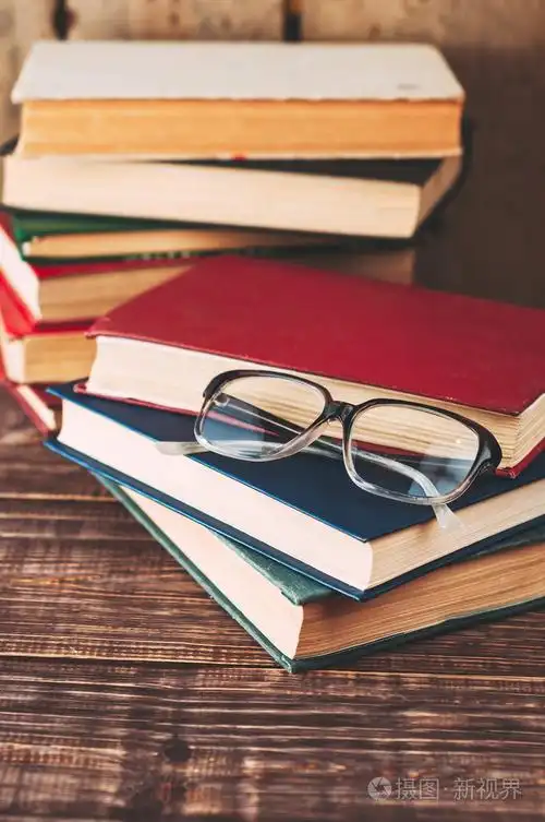 旧的书和眼镜木制棕色的桌子上.顶的视图