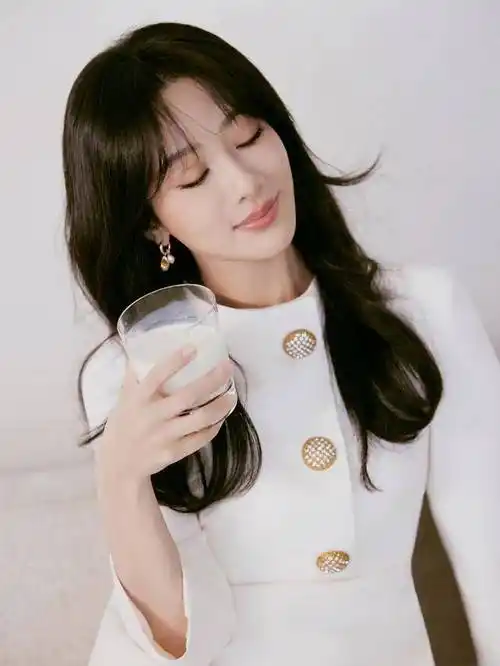 杨紫优雅唯美造型:温柔悠然,被时光偏爱!