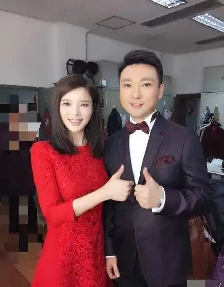 在胡蝶主持《朝文天下》之前,在中央三台主持比较综艺节目.