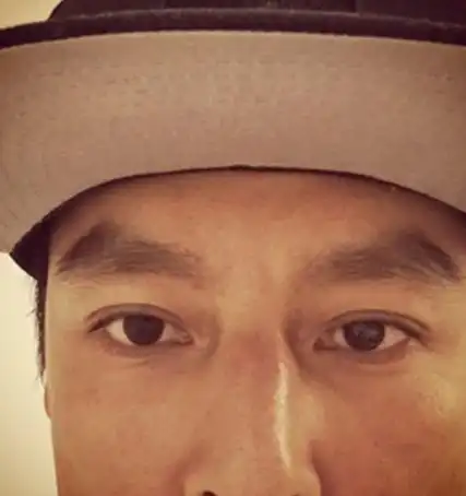 图吴彦祖自拍照图片被调侃撞脸吴镇宇