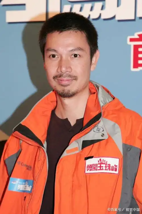 55岁梁荣忠隐退多年罕见露脸满头白发略显苍老,为钟丽淇毕生不婚