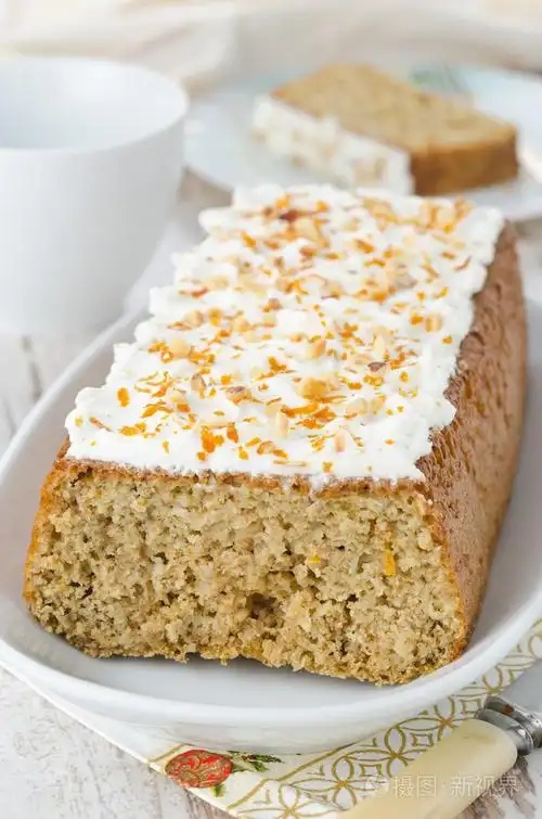 芝士奶油糖霜的橙色蛋糕