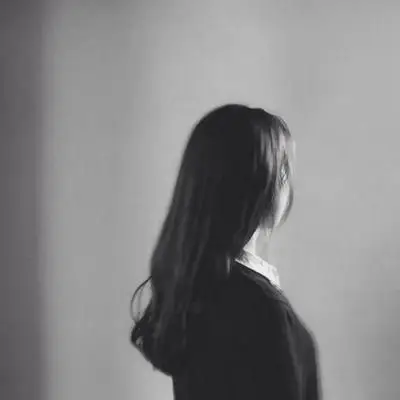 头像 女生黑白侧面