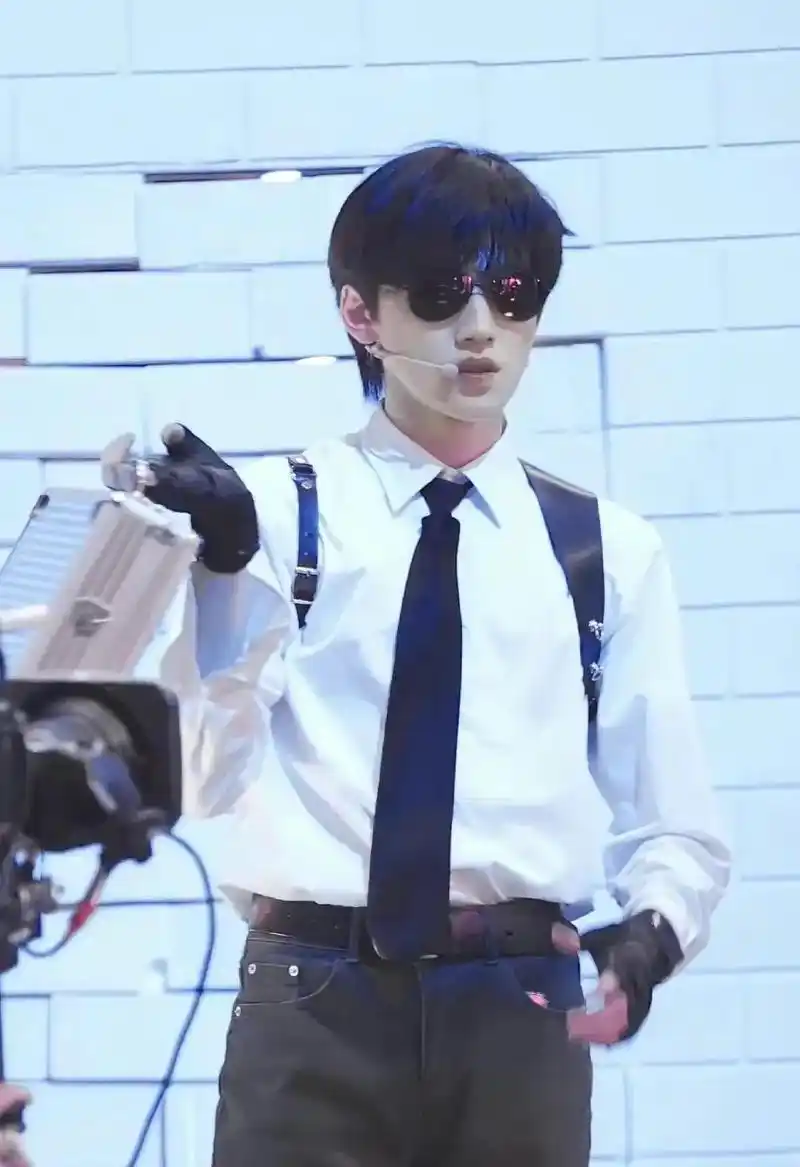 墨镜轩#向全世界安利 #宋亚轩 #185大帅哥 #明星 @d - 抖音