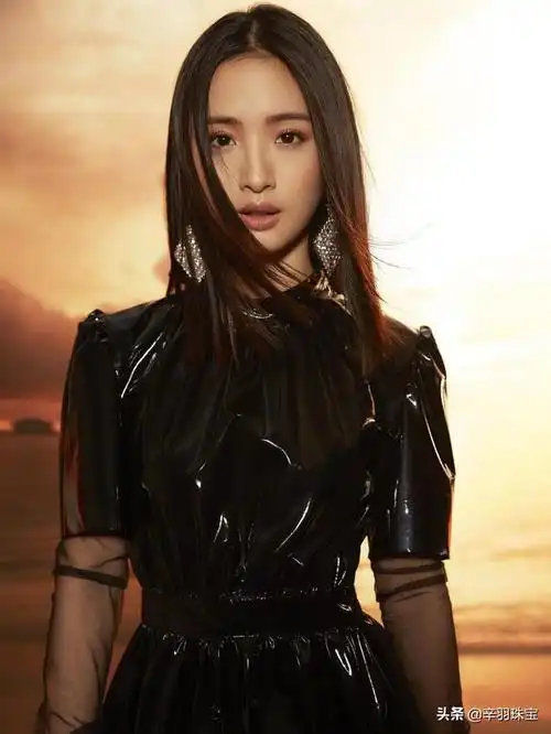 活泼少女林依晨颜值高首饰服装搭配也好看造型多变真可爱