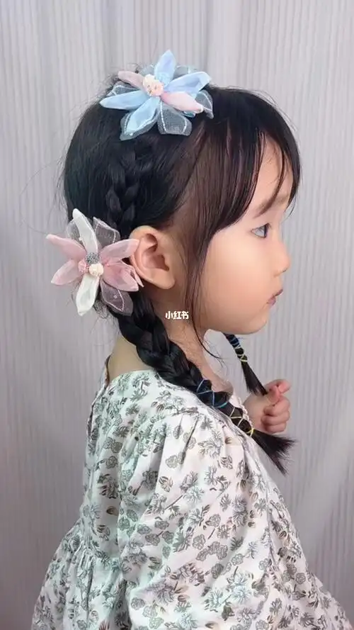 不一样的双麻花辫~#小辫小辫扎起来  #小女孩发型简单扎法  #生女儿就