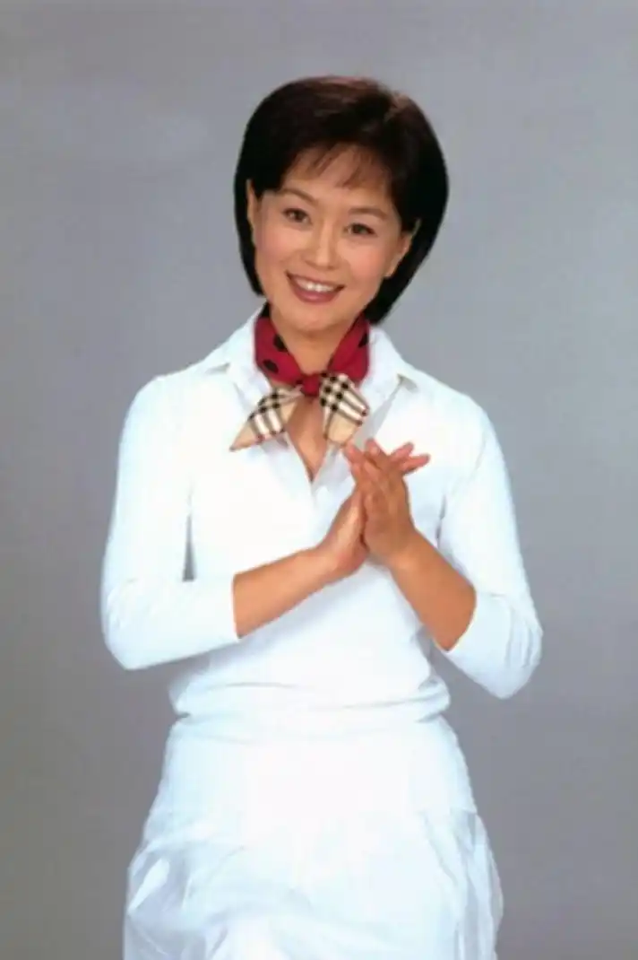 鞠萍带着儿子再嫁人,与二婚丈夫恩爱多年,54岁被嘲像农村大娘