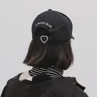 戴帽子低头女生头像黑白_微信头像图片大全