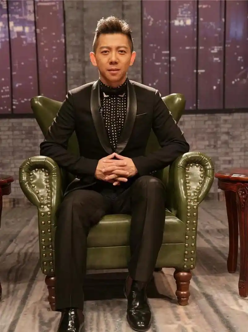 有时候感觉分不清夏雨和胡海泉(羽泉组合之一),话说他俩有点像,大家