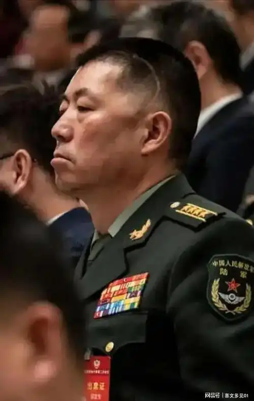 这才是真正的明星祁发宝团长看他头上的伤疤十分明显