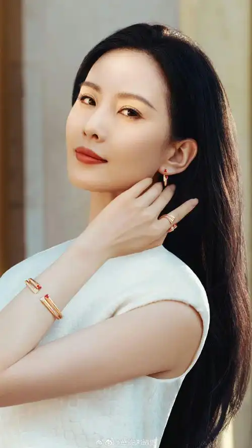 芭珠星闻#漫步南法海岸,沐浴自由风情,qeelin品牌代言人@刘诗诗佩戴