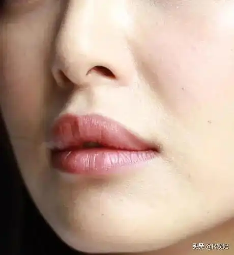 35岁辛芷蕾高清怼脸照,皮肤看着一般般_嘴唇