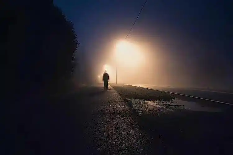 孤单常被视为是人类痛苦最普遍的来源之一,每个人隔一段时期就会被