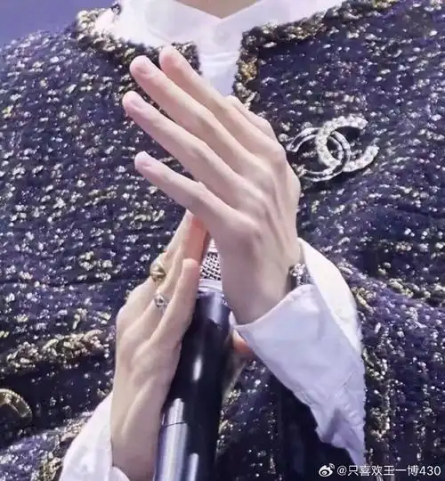 王一博的双手太好看了,细长的手指,白嫩如玉,在镜头前无论是跳舞,还是