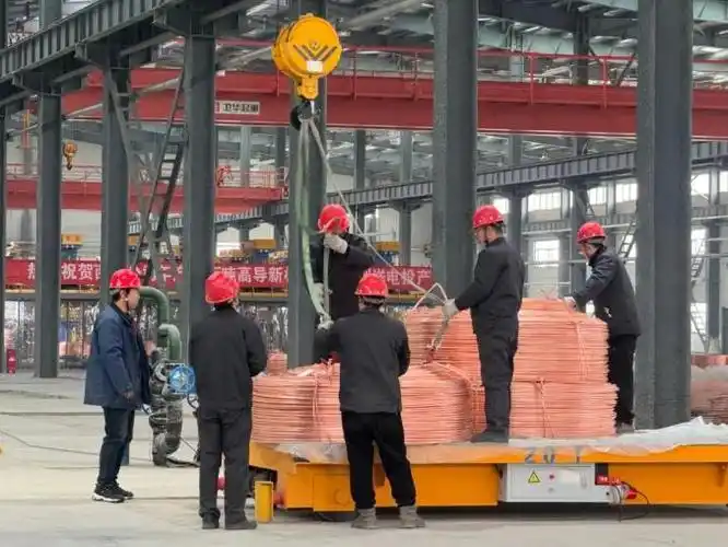 现场,办公区域,到处是一片繁忙的工作景象,呈现出紧张而忙碌的现状