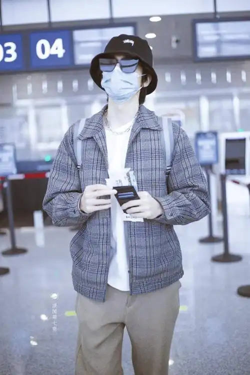 [消息]张新成荆州出发飞贵阳 格纹外套展现复古时尚