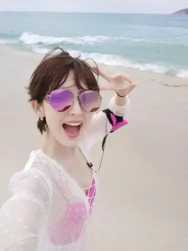 娜扎晒度假美照 泳装出境姿态迷人