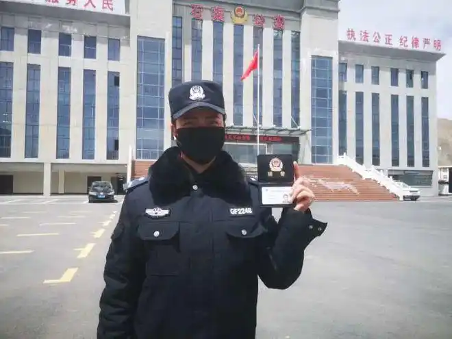 警官证尺寸,内容进行了统一规范,采用隐形油墨印刷工艺,正面印有警徽