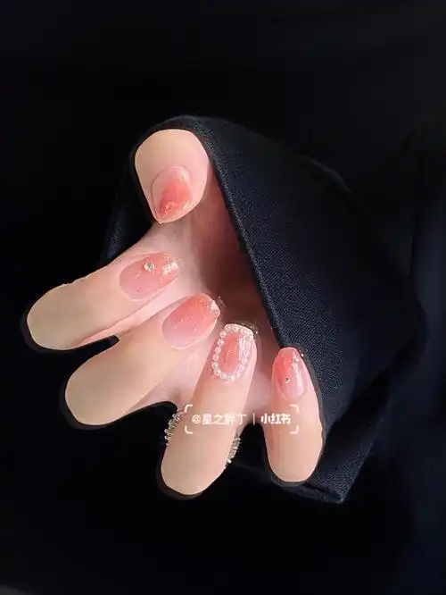 气质温柔渐变碎钻珍珠美甲